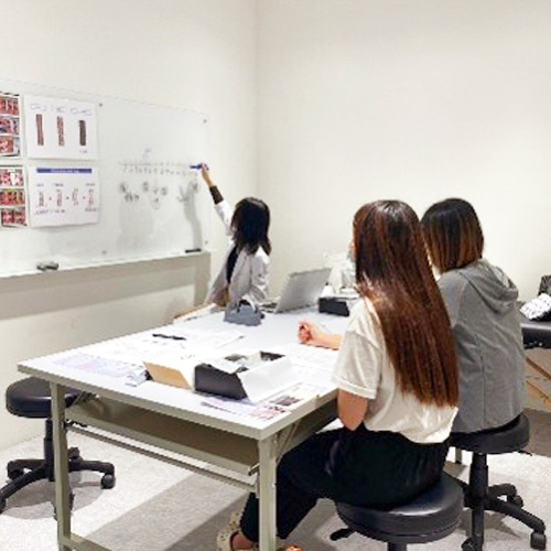 初心者が基礎から学べるまつげエクステ講習の様子